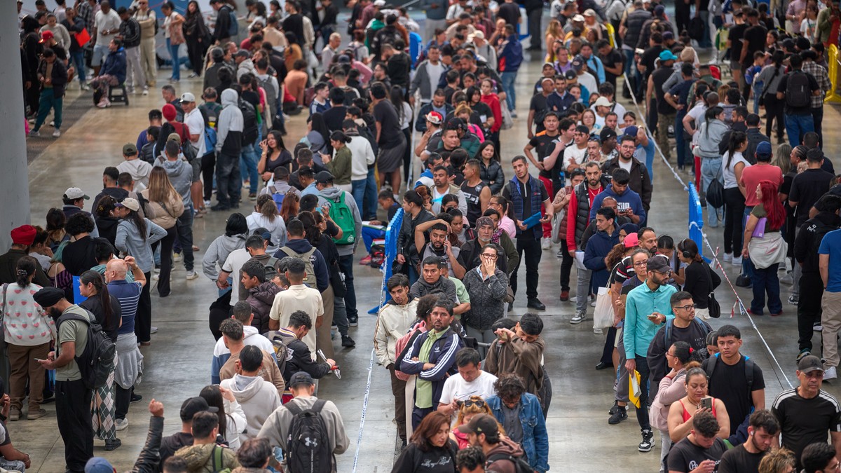 Migranti apliciraju za amnestiju u Lospitaletu de Ljobregatu, Španija, 21. aprila