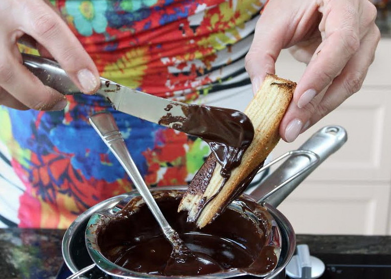 Pokrywanie czekoladą , fot. archiwum programu "Ewa gotuje"