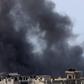 Dym unosi się po izraelskich nalotach w Rafah w Strefie Gazy