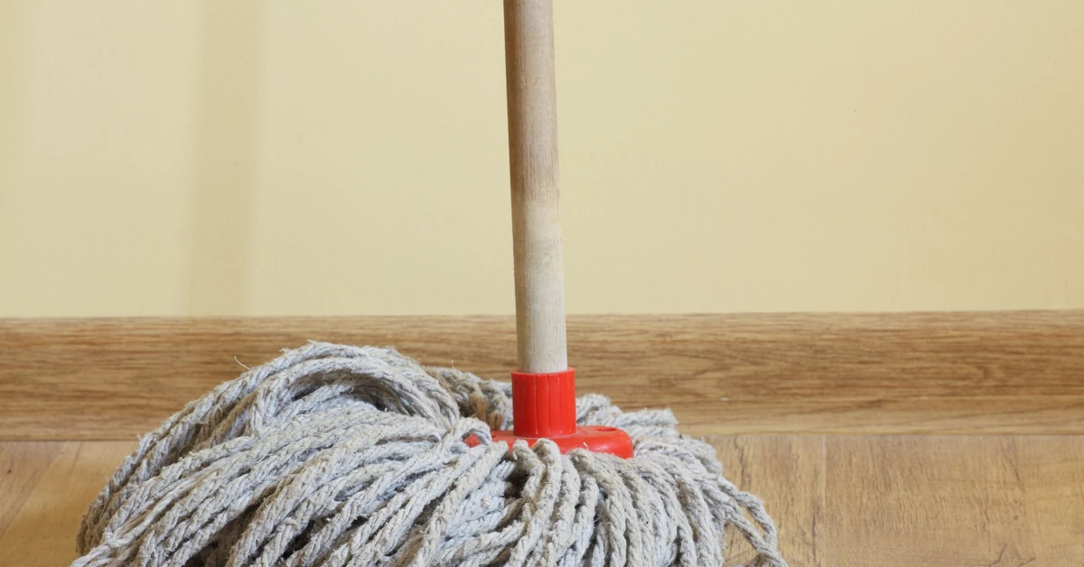 Nie używaj octu do podłóg. Zamiast tego wsyp łyżeczkę do wiadra z wodą. Smugi znikną bezpowrotnie