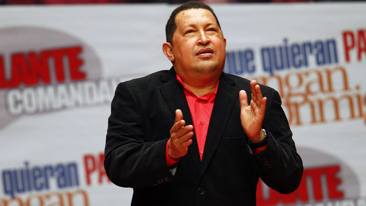 - Jestem przygotowany na najgorszy scenariusz, ale to nie chwila na pożegnania: odlatuję i wrócę - powiedział prezydent Wenezueli Hugo Chavez do zwolenników żegnających go w przeddzień podróży do Hawany. Chavez przejdzie tam operację niewielkiej (o średnicy 2 cm) zmiany nowotworowej w obrębie jamy brzusznej, która pojawiła się w tym samym miejscu, w którym usunięto mu guz w czerwcu ub.r.