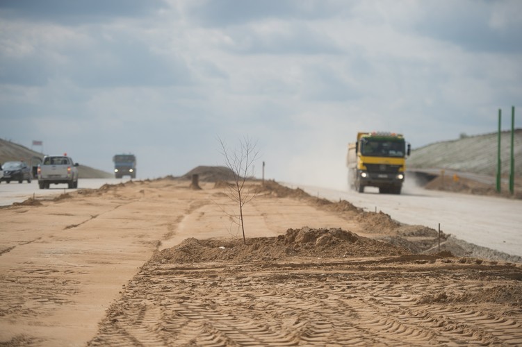 Na zdjęciu: Budowa autostrady A1 na odcinku Stryków-Tuszyn w rejonie miejscowości Plichtów koło Łodzi. <br><br>fot. (mr) PAP/Grzegorz Michałowski