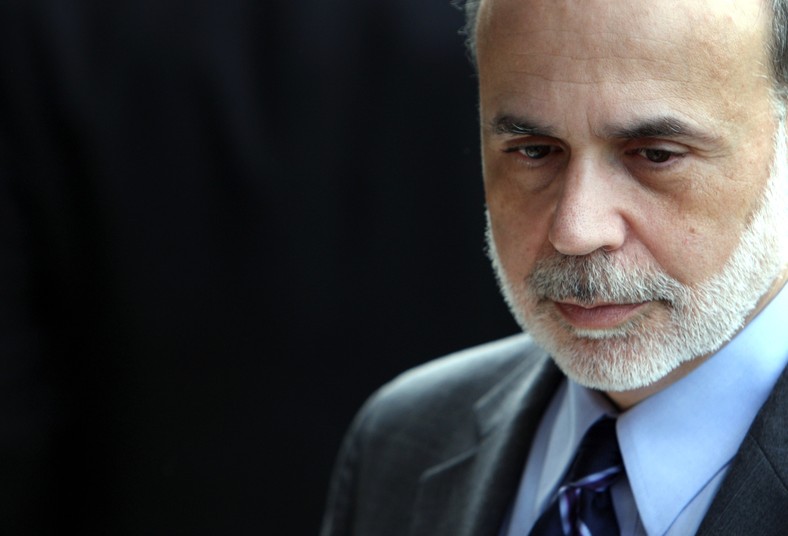 Ben S. Bernanke, szef Amerykańskiej Rezerwy Federalnej bierze udział w powitaniu podczas szczytu G20 w Gyeongju w Korei Południowej, 22 października 2010.