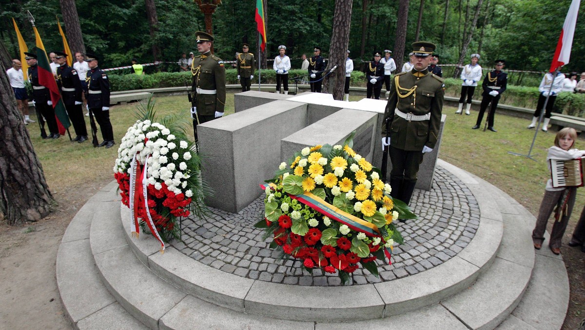 W Pszczelniku pod Myśliborzem na Pomorzu Zachodnim uczczono pamięć dwóch litewskich pilotów - Steponasa Dariusa i Stasysa Girenasa, których samolot "Lituanika" rozbił się w pszczelnickim lesie w 1933 r.