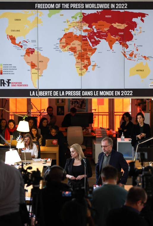 Była dziennikarka rosyjskiej telewizji państwowej Marina Owsiannikowa (po lewej) i sekretarz generalny i dyrektor wykonawczy Reporterów bez granic (Reporters Sans Frontieres, RSF) Christophe Deloire (po prawej) na konferencji prasowej w siedzibie RSF w Paryżu, Francja, 10 lutego 2023 r.
