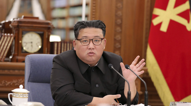 A KCNA észak-koreai állami hírügynökség által közreadott képen Kim Dzsong Un elsőszámú észak-koreai vezető, a Koreai Munkapárt főtitkára, a Nemzetvédelmi Bizottság első elnöke a párt phenjani vezetőségi ülésén / Fotó: MTI/AP/KCNA/KNSK