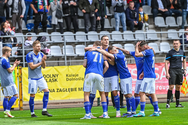 Radość piłkarzy Miedzi Legnica