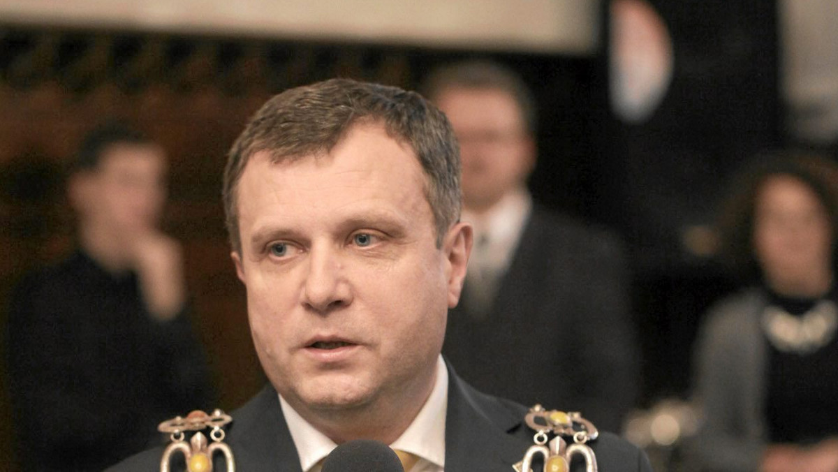Gdańska prokuratura apelacyjna ponownie skierowała do sądu akt oskarżenia w sprawie prezydenta Sopotu Jacka Karnowskiego. Śledczy podtrzymali wobec niego zarzuty korupcyjne, w tym dotyczący żądania od biznesmena Sławomira Julke łapówki w postaci dwóch mieszkań.
