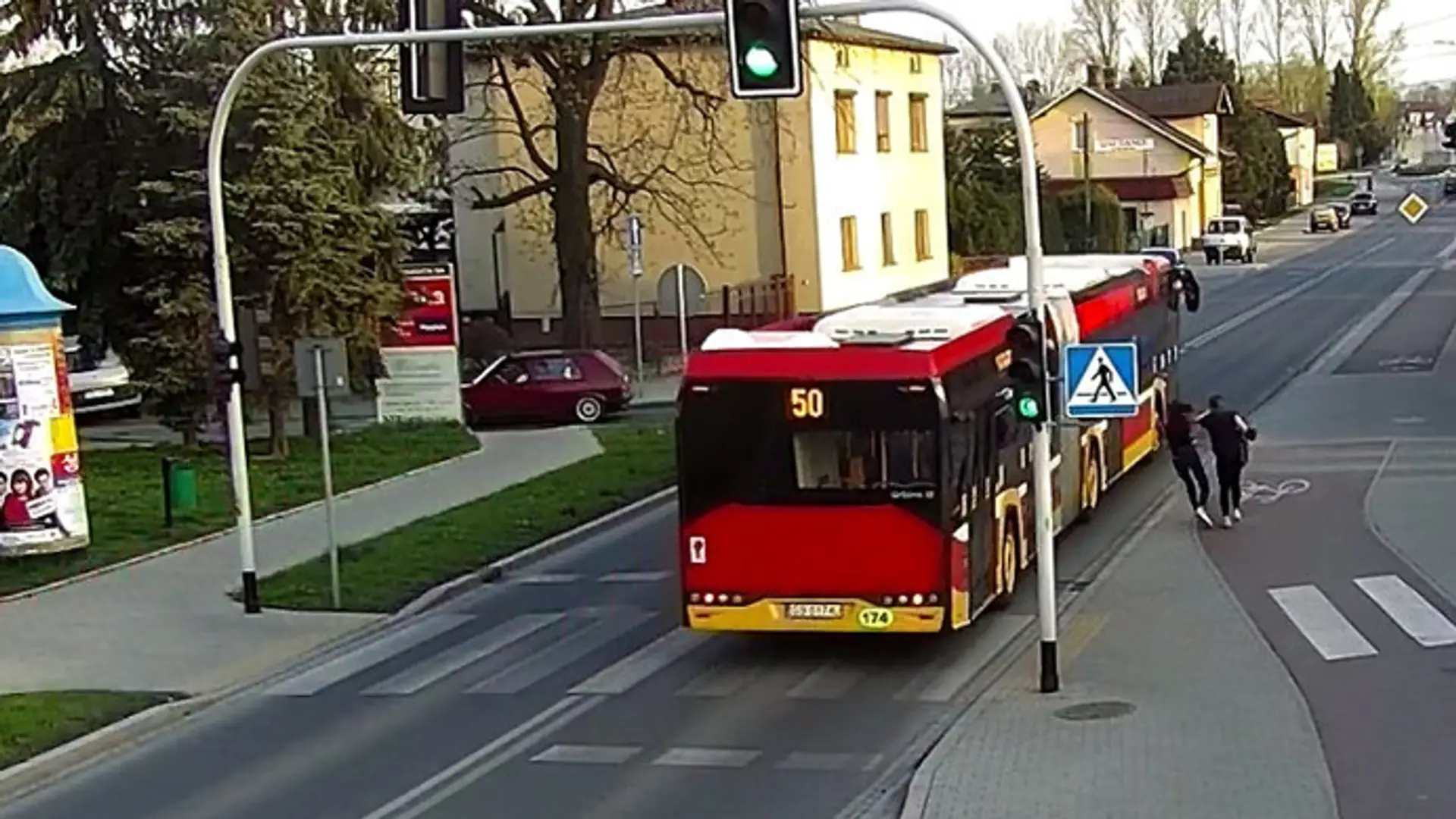 Koleżanka dla żartu pchnęła drugą pod autobus [wideo]