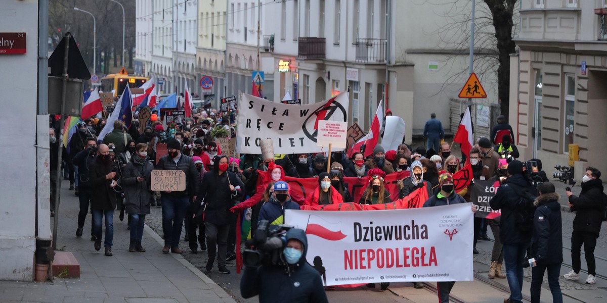 Strajk Kobiet w Łodzi. Manifestujący przyszli pod komendę