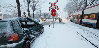 Dramat na przejeździe. Troje małych dzieci w szpitalu