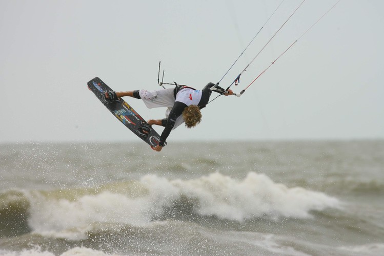 Przez całe lato zatoka Gdańska pełna jest latających serferów