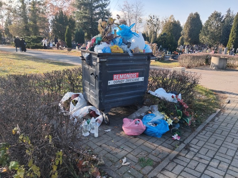 Pojemnik na odpady zmieszane na Cmentarzu Północnym w Warszawie