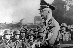 Dowódca SS Heinrich Himmler wygłasza przemówienie przed młodymi esesmanami.