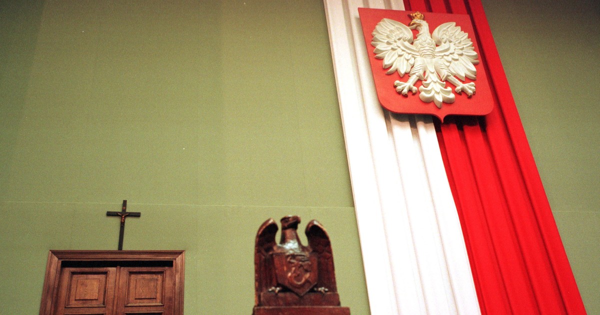 Okoliczności powieszenia krzyża w Sejmie nie były uroczyste. Długo wydawał się nieusuwalny