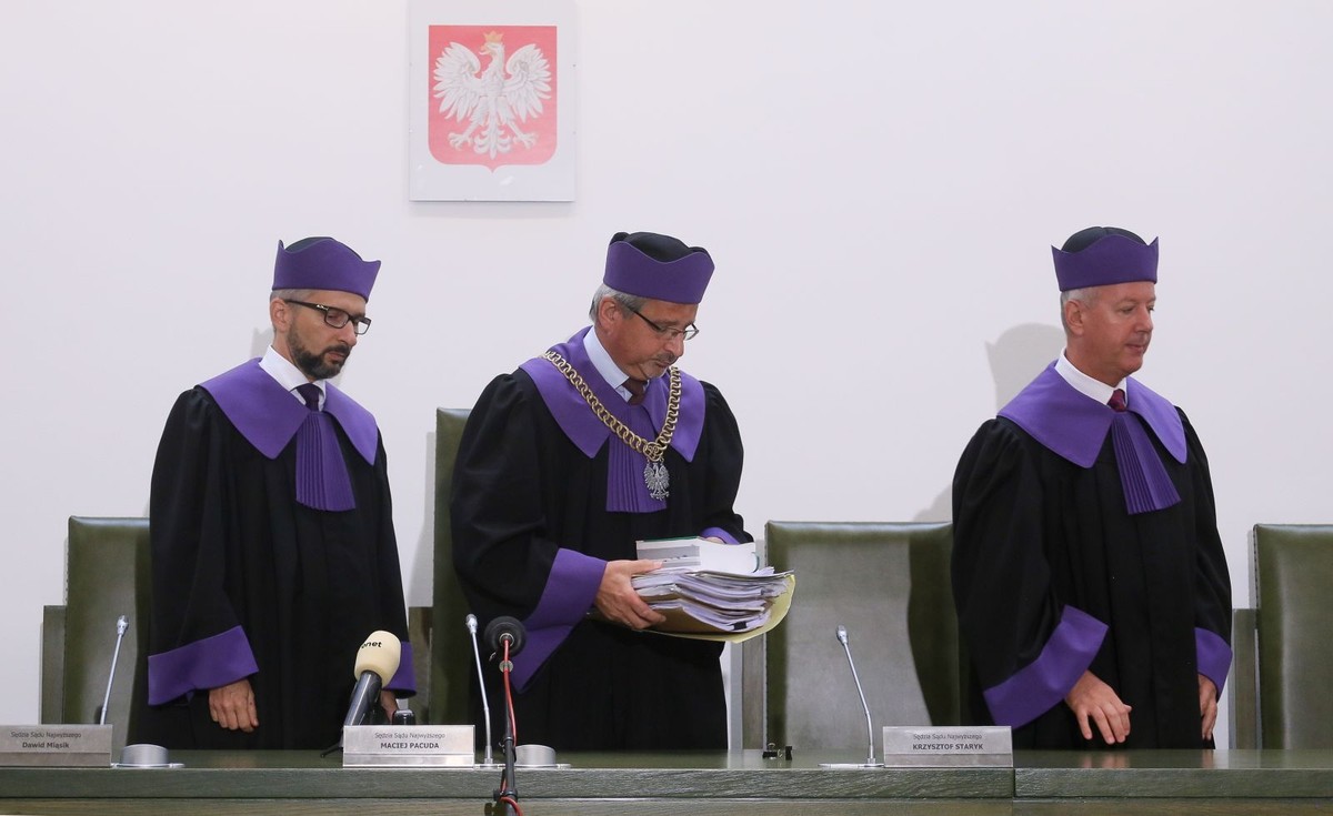 Sędziowie, od lewej: Dawid Miąsik, Maciej Pacuda i Krzysztof Staryk podczas rozprawy