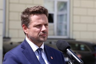 Trzaskowski o Czarnku: Nie zna się na edukacji. Chce przenieść polskie szkoły do średniowiecza