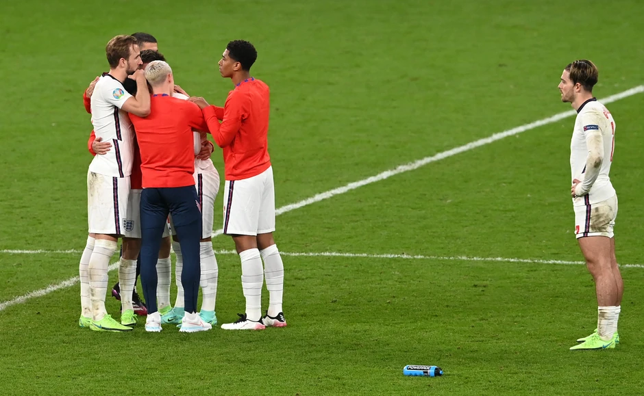 Engleski fudbaleri pružaju podršku Bukaju Saki