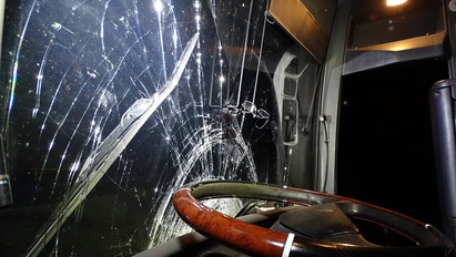 Tragédia a 441-es úton: fotók a halálos buszgázolásról