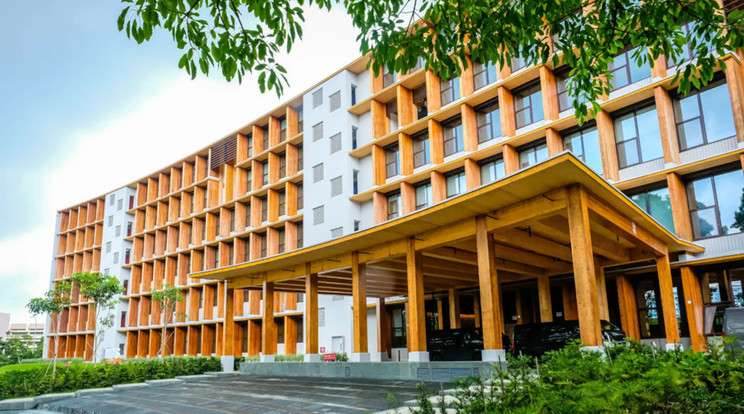 A szingapúri NTU egyetem üzleti iskolájának új épülete, amely egyben ázsia legnagyoibb fából épített háza, jó példát ad arra, hogy a modern építészet hogyan képes kialakítani fenntartható projekteket. / Fotó: NTU