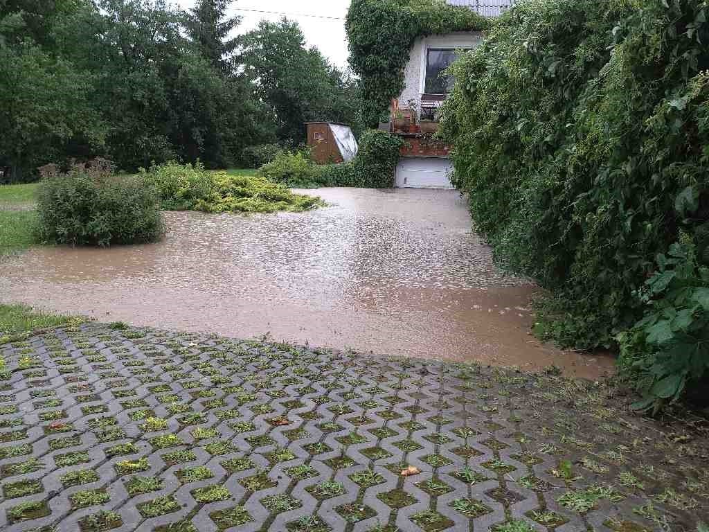 Hasiči majú plné ruky práce. 