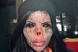 Istetovirala je CELO LICE, skroz ODSTRANILA NOS i stavila rogove, a pre 5 godina bila je LEPA KAO SAN: Danas sebe naziva KRALJICOM TAME i otkriva razlog EKSTREMNE TRANSFORMACIJE