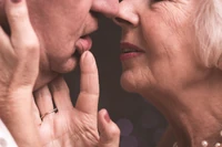 Libido wielu kobiet rozkwita po menopauzie. "Brak lęku przed ciążą jest podniecający"