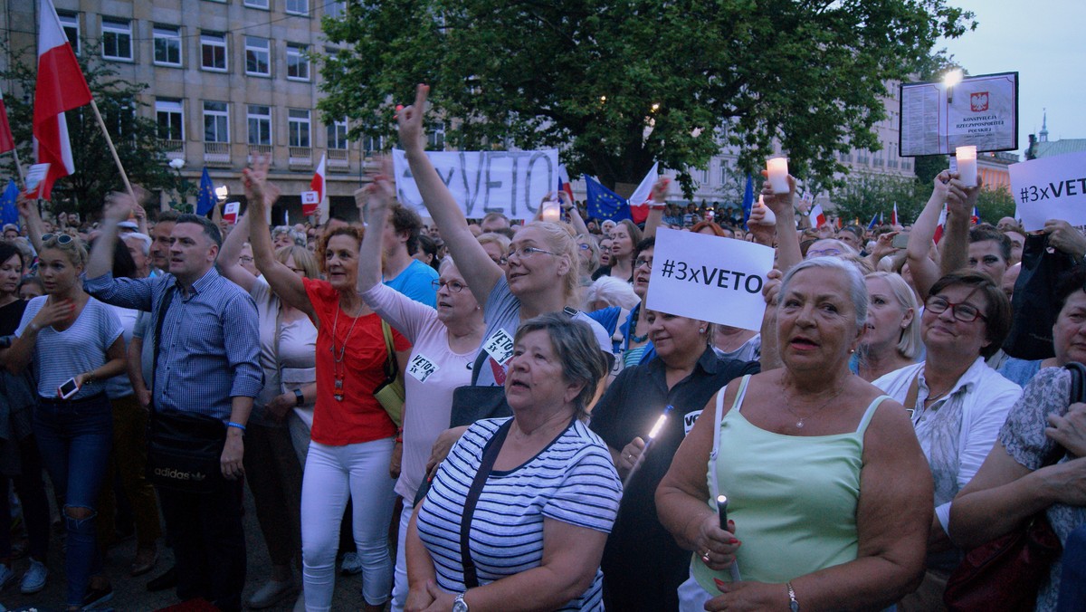 Poznaniacy chcą weta. Czwarty "Łańcuch Światła" na placu Wolności