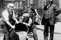 Klęska amerykańskiej prohibicji. Na zakazie sprzedaży alkoholu najbardziej skorzystali kryminaliści