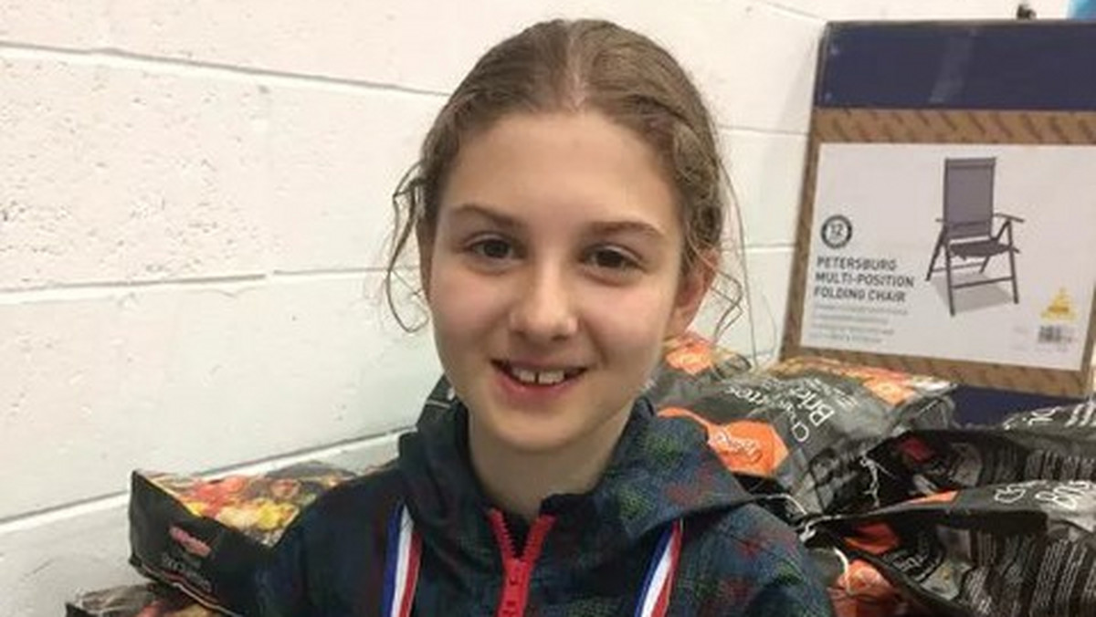 Brytyjska policja poszukuje 13-letniej Sereny Alexander-Benson. Nastolatka była ostatni raz widziana w Eurotunelu, gdy w szkolnym mundurku opuszczała Wielką Brytanię. 13-latka mieszka ze swoim ojcem w londyńskiej dzielnicy Wimbledon. Matka dziewczynki przebywa w Polsce.