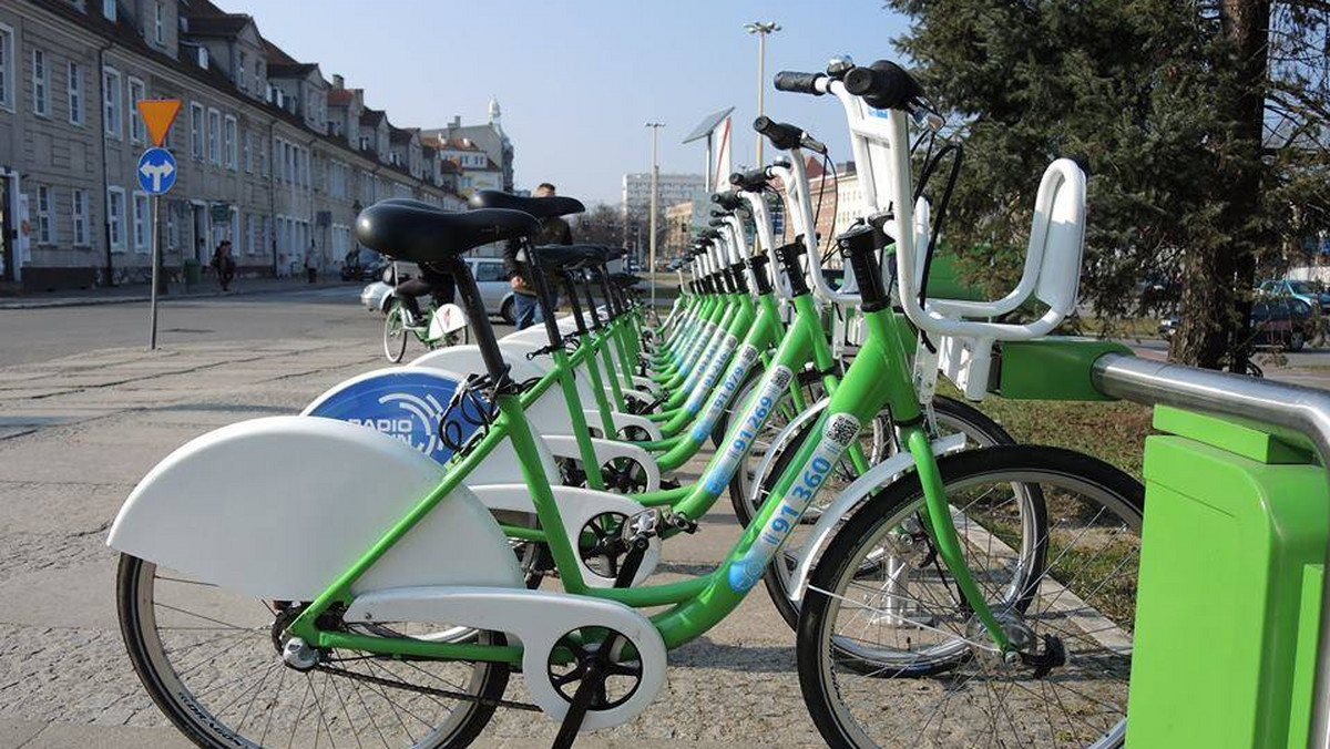 Po blisko dwóch miesiącach udało się w końcu przywrócić pełną sprawność systemowi roweru miejskiego w Szczecinie. Jak zapewnia Bike_s wszystkie stacje powinny być już sprawne i wyświetlać komunikaty w języku polskim. Kwestią sporną pozostaje jednak kara, którą NiOL naliczał firmie Nextbike.