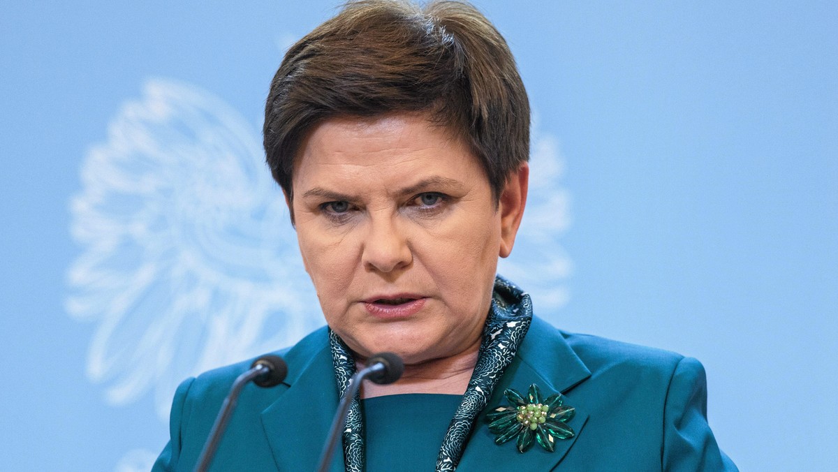 - Jest szansa, że premier Beata Szydło w poniedziałek wróci do pełnienia obowiązków, a we wtorek poprowadzi posiedzenie rządu - powiedział wiceminister kultury, poseł PiS Jarosław Sellin, powołując się na informacje z bezpośredniego otoczenia szefowej rządu. - Pani premier wciąż pozostaje na obserwacji w szpitalu. O tym, kiedy opuści szpital, zdecydują lekarze - podkreślił z kolei rzecznik rządu Rafał Bochenek.