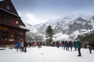 Tatry: Tłumy turystów nad Morskim Okiem