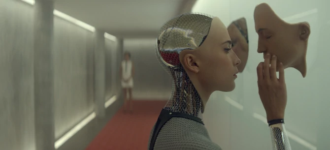 W niedawno wydanym filmie "Ex Machina" intencje sztucznej inteligencji są jednym z centralnych motywów.