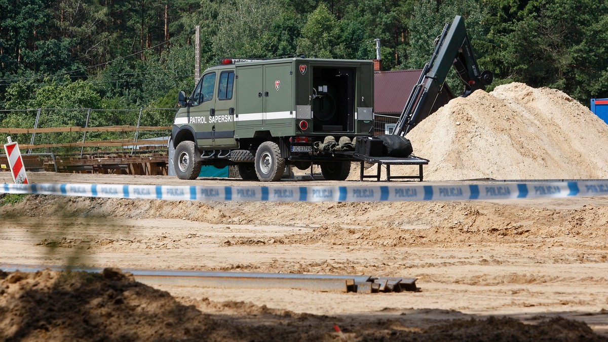 Po godz. 13 zaczęła się w Białymstoku akcja saperów, którzy podniosą i wywiozą ponad półtonową bombę z czasów II wojny światowej, znalezioną w trakcie przebudowy ul. Ciołkowskiego. Wcześniej ok. 10 tys. osób musiało opuścić na kilka godzin swe domy. Wrócą, gdy akcja się zakończy.