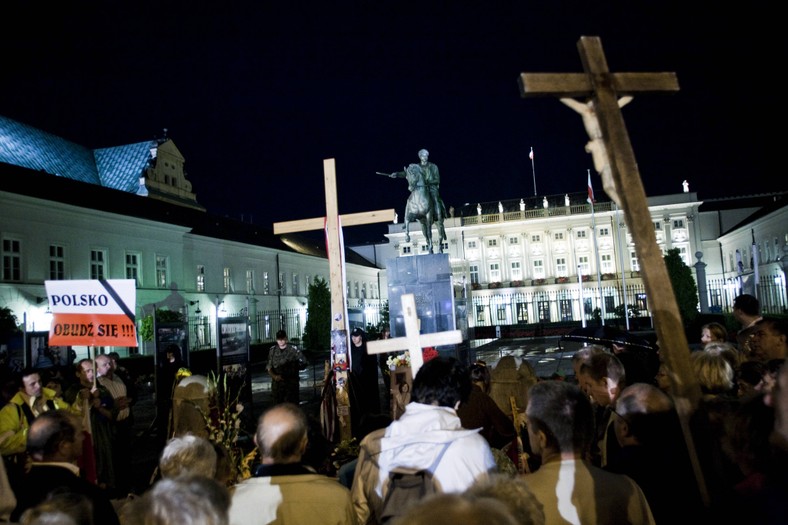 03.08.2010 Warszawa. Ulica Krakowskie Przedmieście przed Pałacem Prezydenckim. Wieczorna modlitwa i czuwanie osób sprzeciwiających się usunięciu krzyża ustawionego przez harcerzy po katastrofie smoleńskiej. Fot. Marcin Kalinski/Newspix.pl