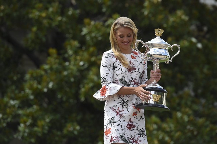 Angelique Kerber pozowała z trofeum