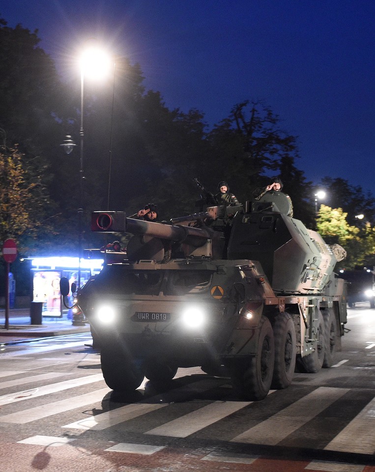 WARSZAWA PRÓBA GENERALNA PRZED DEFILADĄ  (Nocna próba generalna)