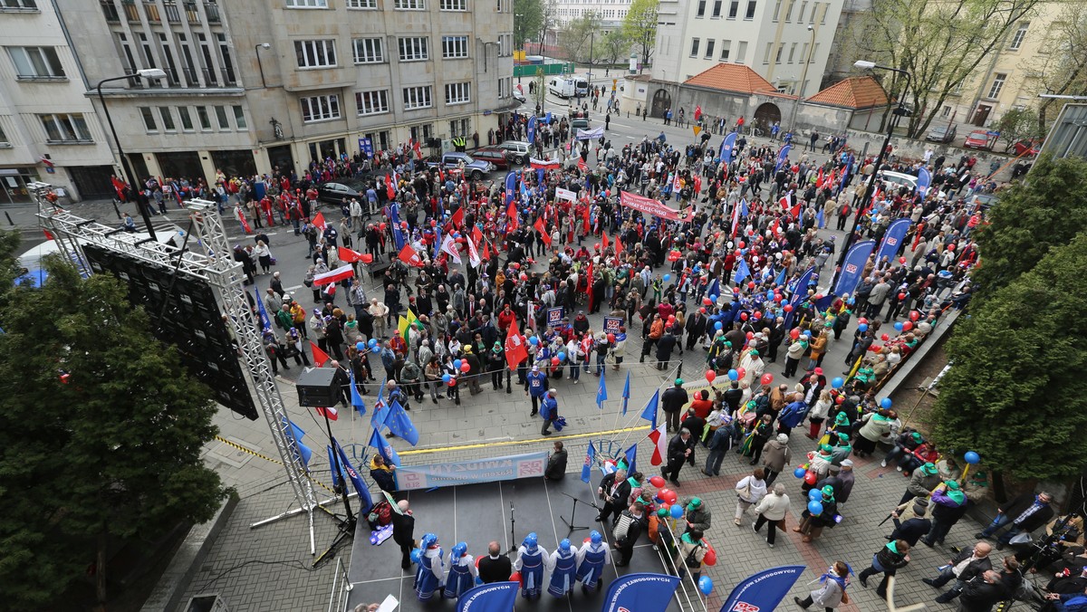 - Mamy Święto Pracy bez pracy, a Polska nie jest zieloną lecz szarą wyspą. Wypełniają ją obywatele zrobieni na szaro przez władze Rzeczypospolitej - mówił szef SLD Leszek Miller przed rozpoczęciem dorocznego pochód OPZZ i SLD w Warszawie.