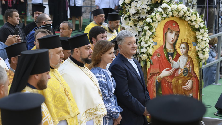 Były prezydent Ukrainy Petro Poroszenko (z prawej) z żoną Maryną podczas mszy w Kijowie, sierpień 2021 r. 