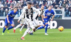 Liga włoska: Szczęsny doznał kontuzji na... rozgrzewce. Ronaldo trafił dwa razy