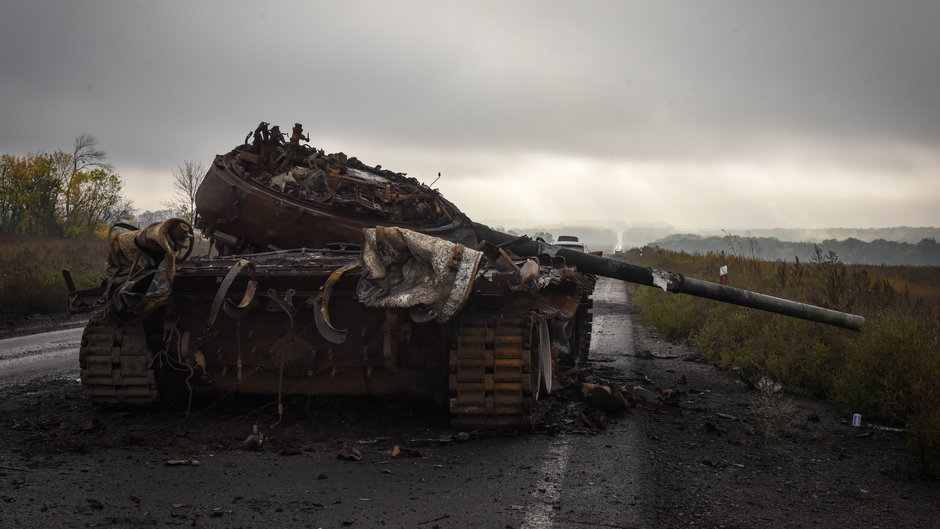 Zniszczony czołg rosyjski w okolicach Charkowa