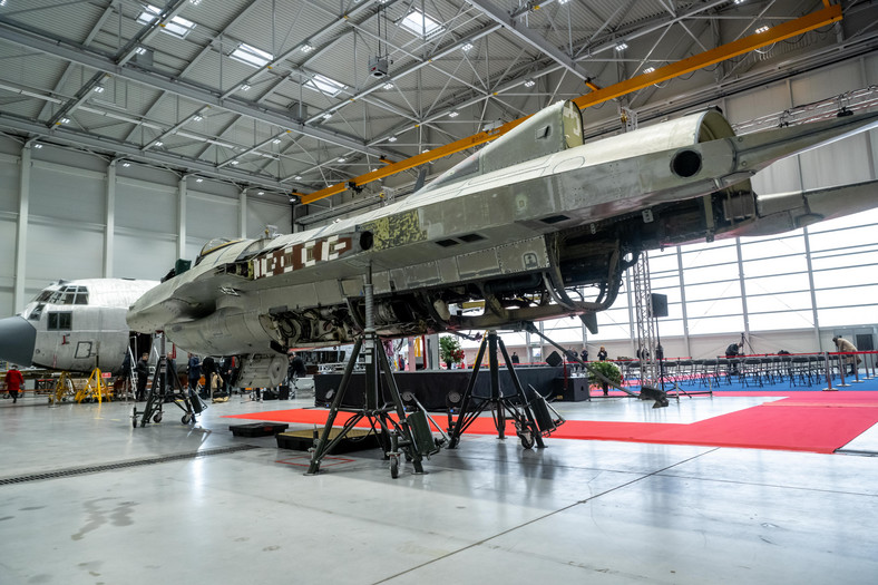 Pierwszy amerykański samolot F-16 w Wojskowych Zakładach Lotniczych Nr 2 S.A. w Bydgoszczy, rok 2022