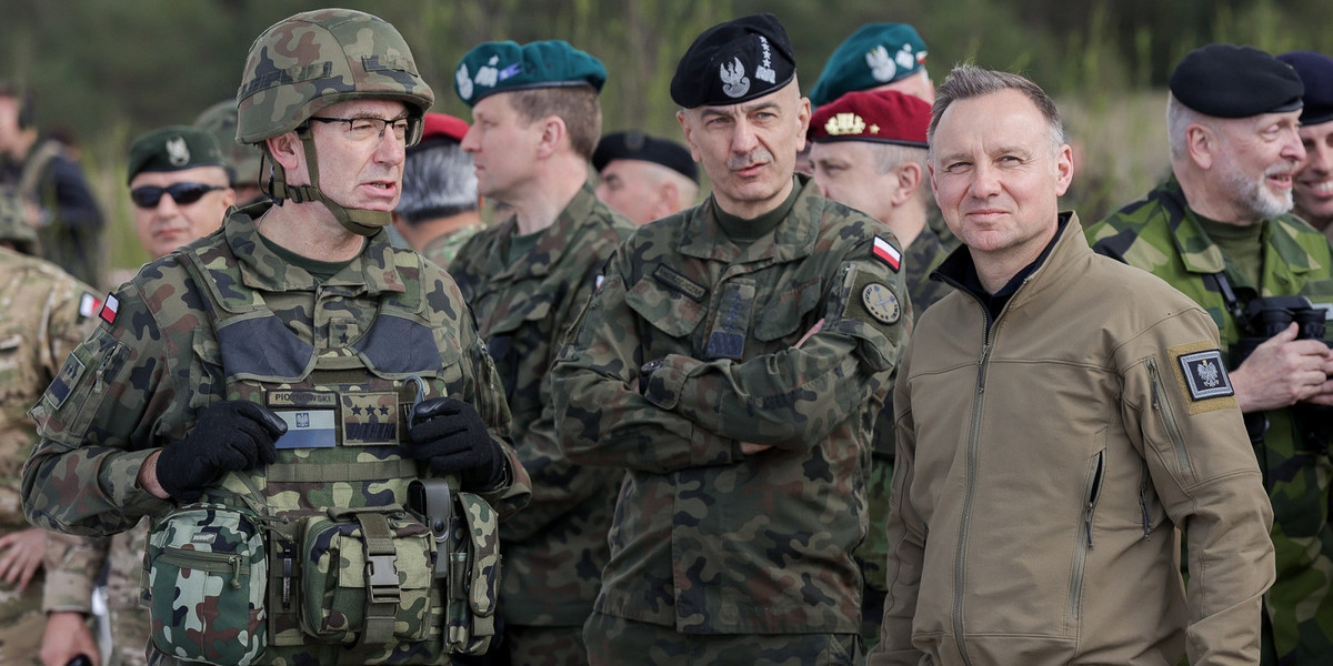 General Tomasz Piotrowski, generał Rajmund Andrzejczak i prezydent Andrzej Duda.