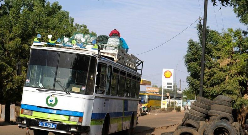 Un bus de transport de personnes prend la route (image d'illustration)