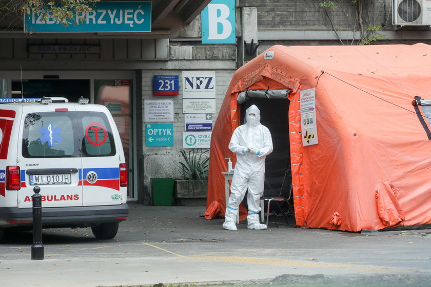 Kolejka karetek pod Izbą Przyjęć w Szpitalu Orłowskiego w Warszawie