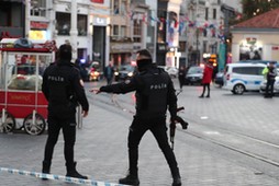 Policjanci zabezpieczający okolice ulicy Istiklal w Stambule