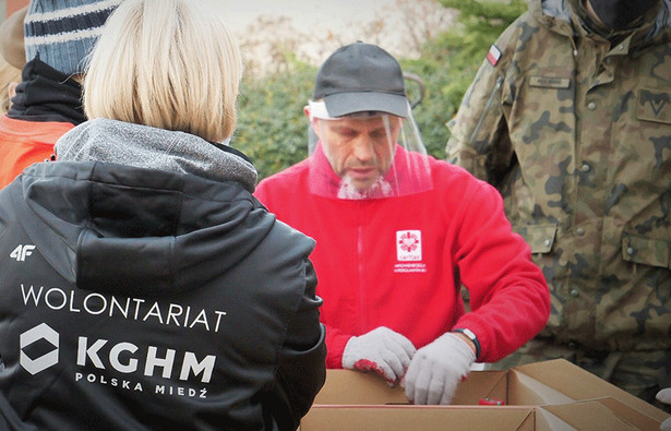 Wolontariusze KGHM w ramach Solidarnościowego Korpusu Pomocy Seniorom wspólnie z Caritas przygotowali paczki z produktami dla osób starszych.