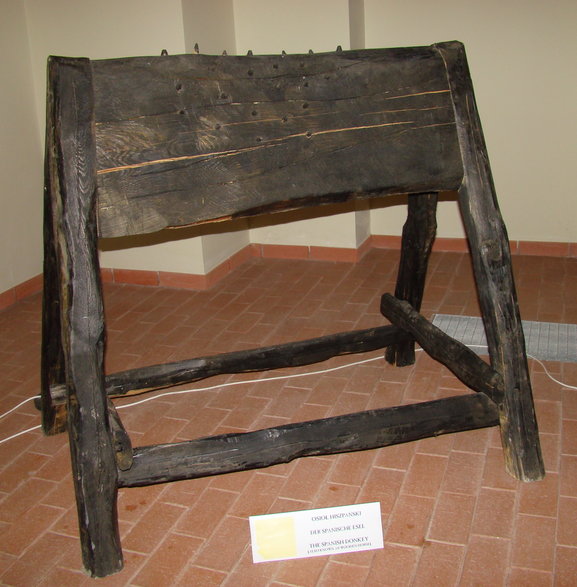 Hiszpański osioł z zamontowanymi kolcami w zbiorach lubuskiego Muzeum Tortur