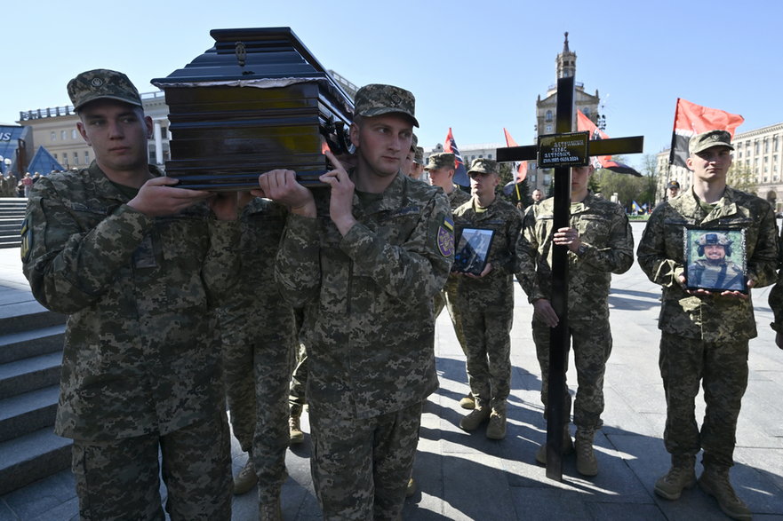 Pogrzeb ukraińskiego żołnierza Sergija Konowałowa, pseudonim "Nord" i Tarasa Petryszyna, pseudonim "Chimera", którzy zginęli w walkach z rosyjskimi wojskami w obwodzie donieckim, Kijów, 9 kwietnia 2024 r.